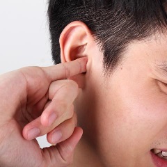 Причины и лечение зуда в ушах | Почему чешутся уши