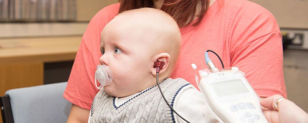 Проверка слуха у новорожденных и детей раннего возраста